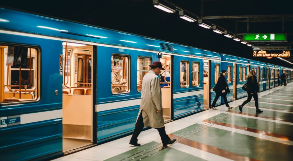 Erişilebilir metroyla müzelere gelen insanlar