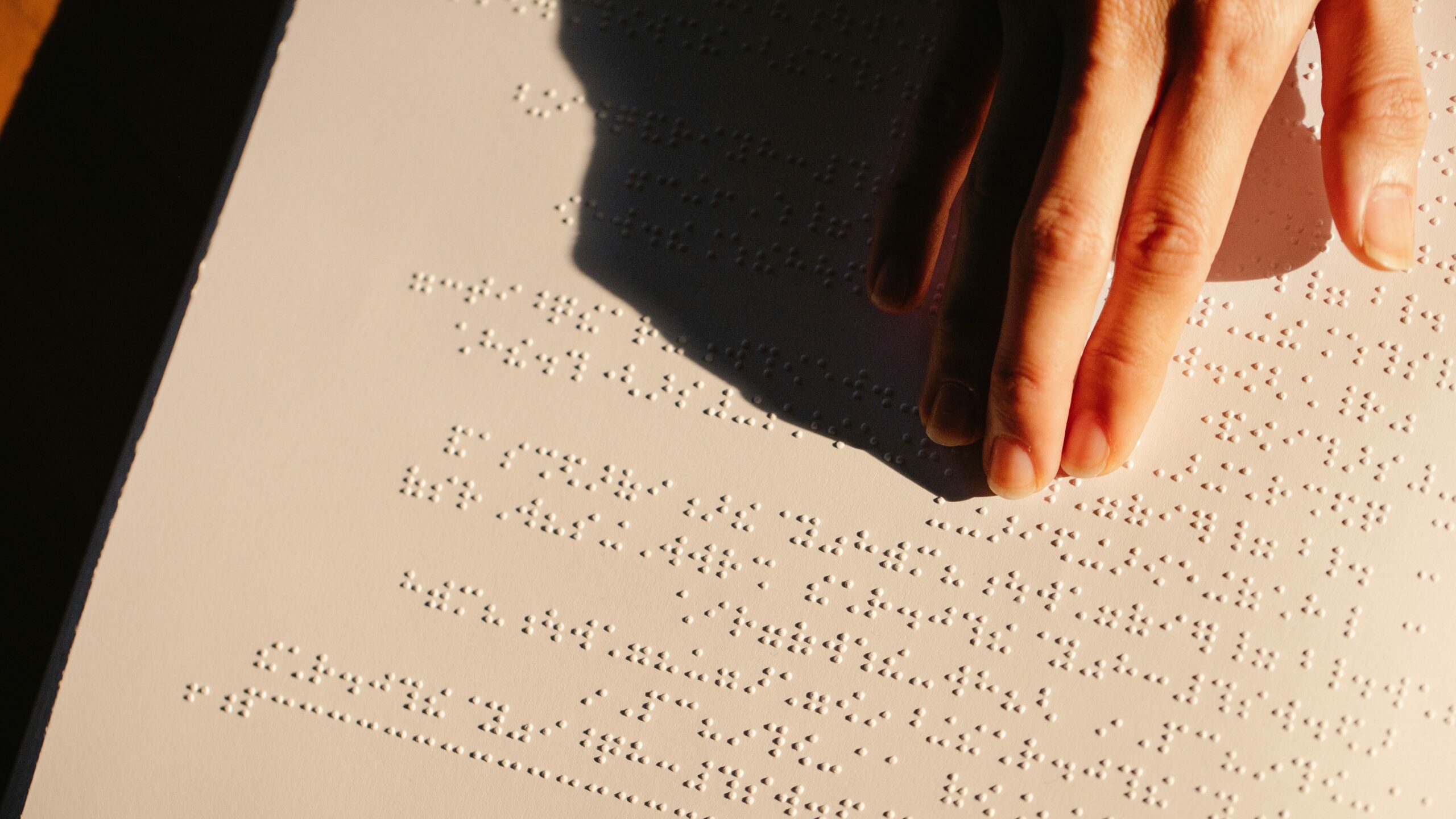 Braille alfabesiyle yazılan bir kitabı okuyan bir kadın